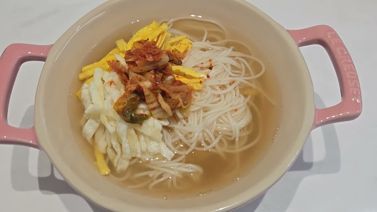 국물 소스 1포로 낸 잔치국수 국수 육수에 고명을 올린 모습